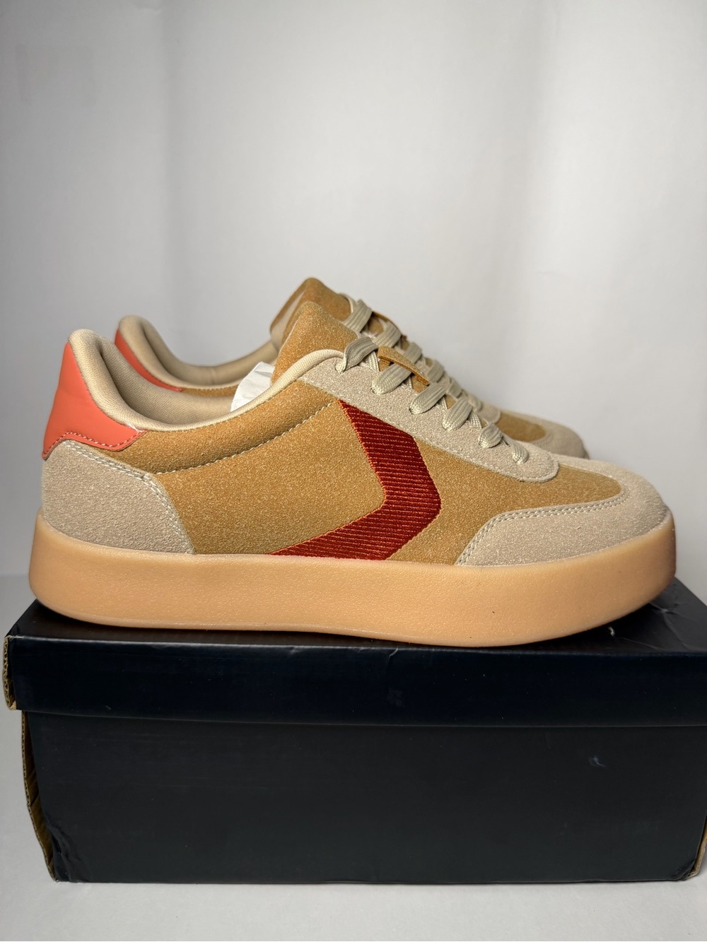 Low-Top Women's Sneakers in Tan with Red Accent